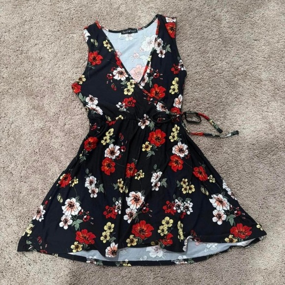 Dresses & Skirts - Black and red floral mini dress with tie wais